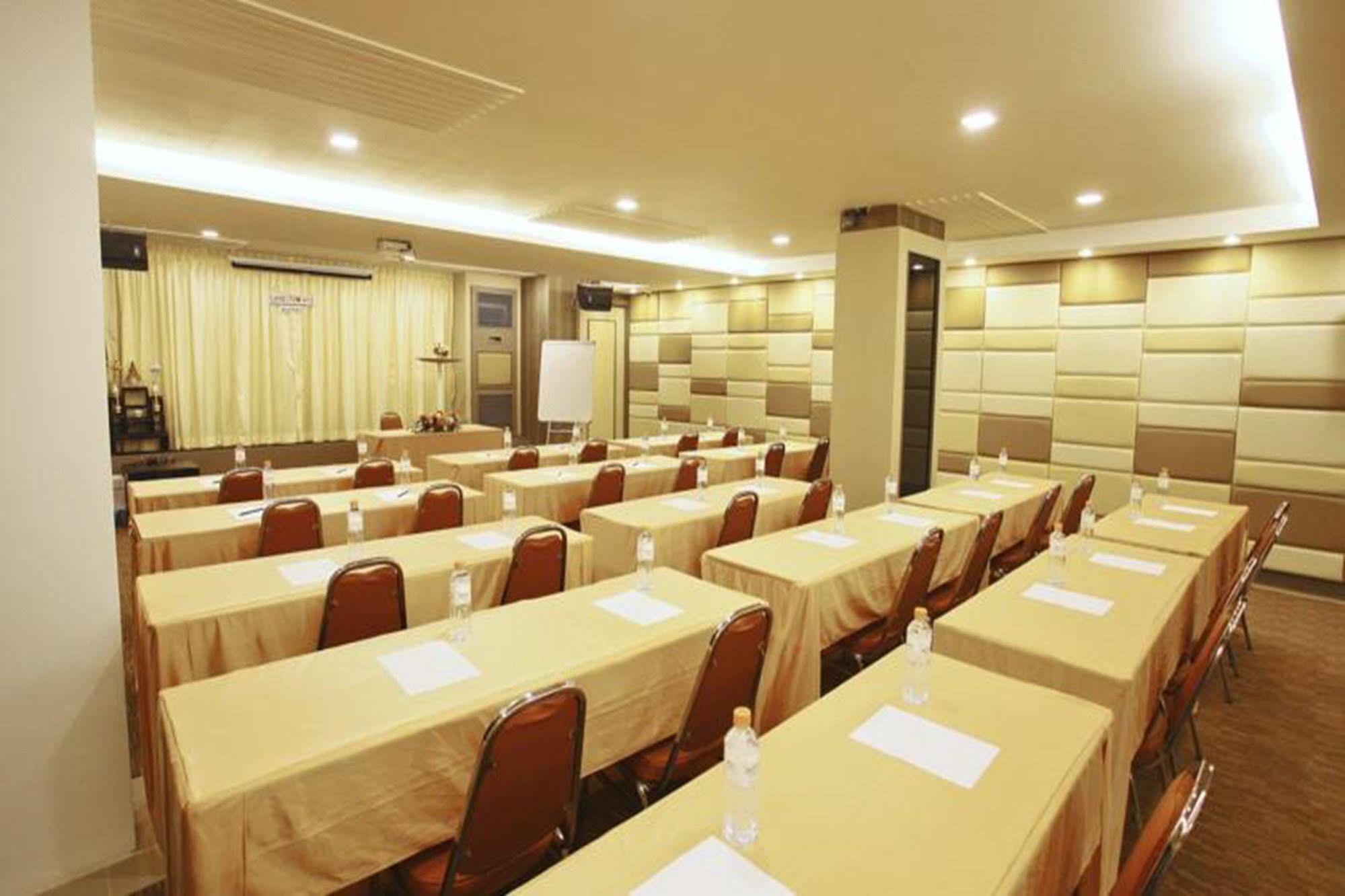 里诺娃酒店 酒店